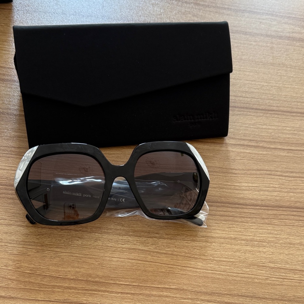 Alain Mikli Black Sunglasses with Case - Picture 4 of 4